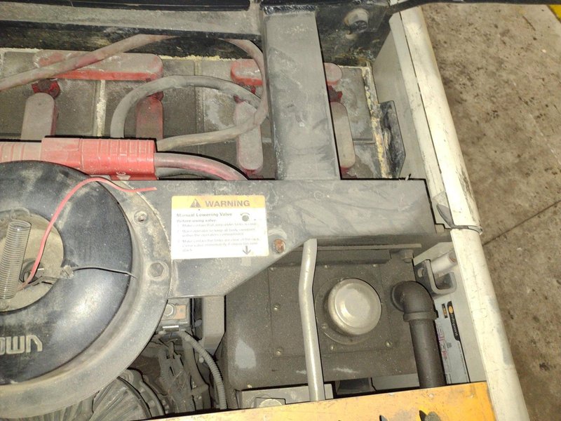 CROWN ORDER PICKER FORKLIFT: YOBRO #25680