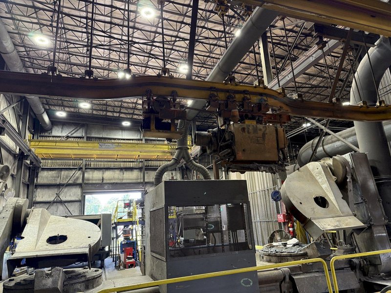 EM-2 Yale 3 ton traveling hot melt ladle delivery hoist with pusher