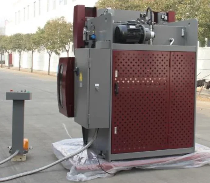 NEW 33 TON X 5' GMC MODEL HPB-3305CNC HYDRAULIC PRESS BRAKE