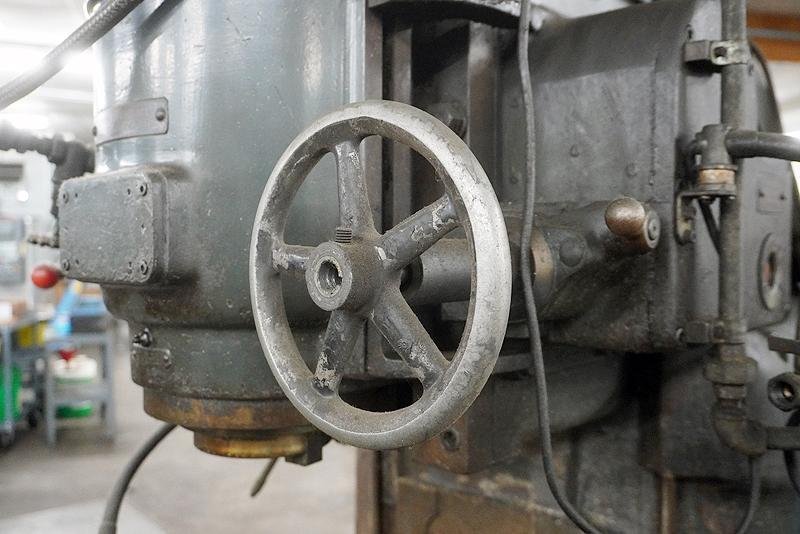 CINCINNATI MODEL #2V VERTICAL MILLING MACHINE: YOBRO #25931