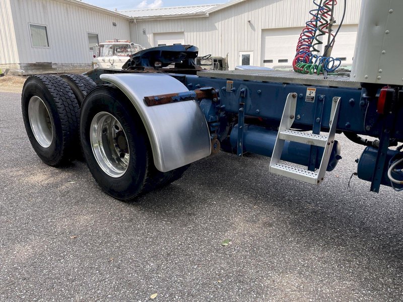 2010 Peterbilt 367 Flat Top w/36” Sleeper
