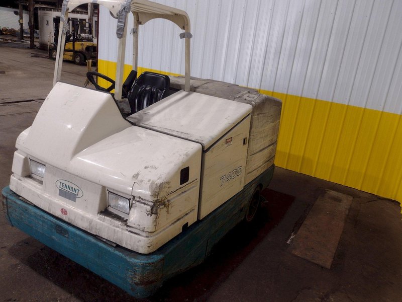 TENNANT 2400 FLOOR SCRUBBER: STOCK #18641