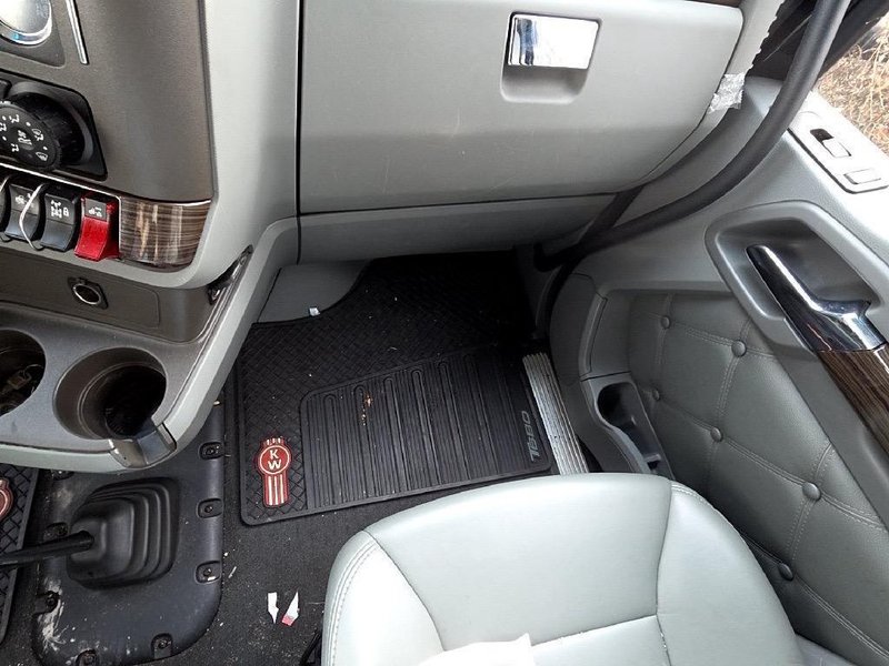 Kenworth T680 Sleeper Truck, 2019 – Paccar MX013, Eaton Auto