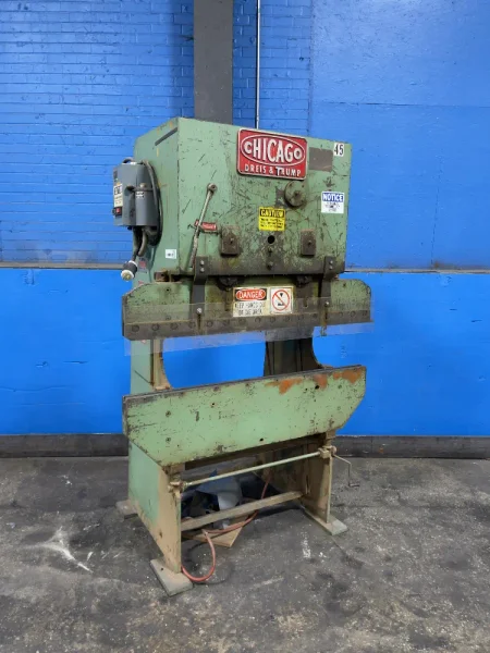 CHICAGO 11 TONS PRESS BRAKE   -  131
