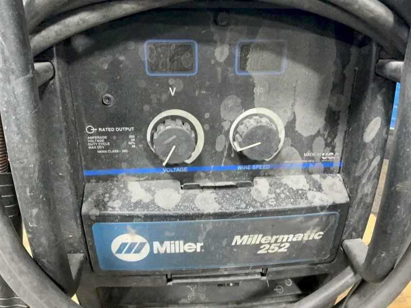 MILLER 200 A WELDER   -  MILLERMATIC 252