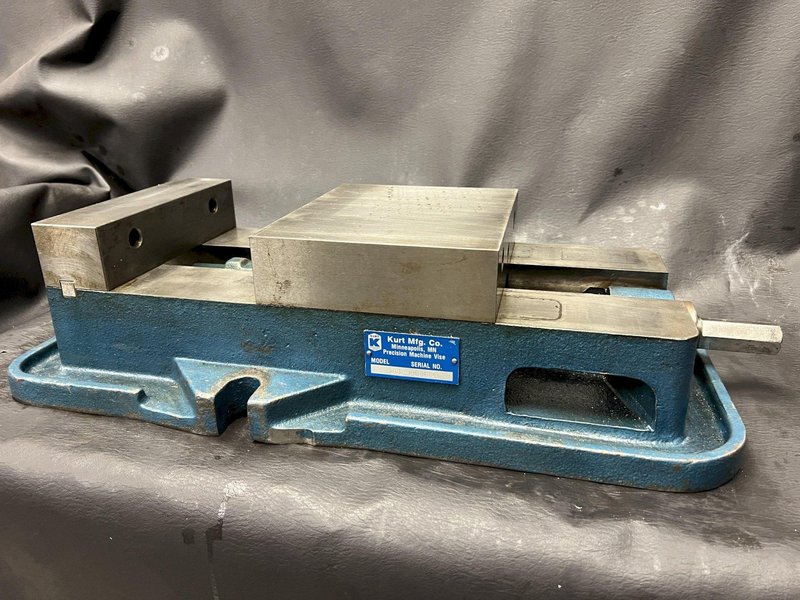 Kurt Mfg D80 8" CNC Manual Vise 10" Opening