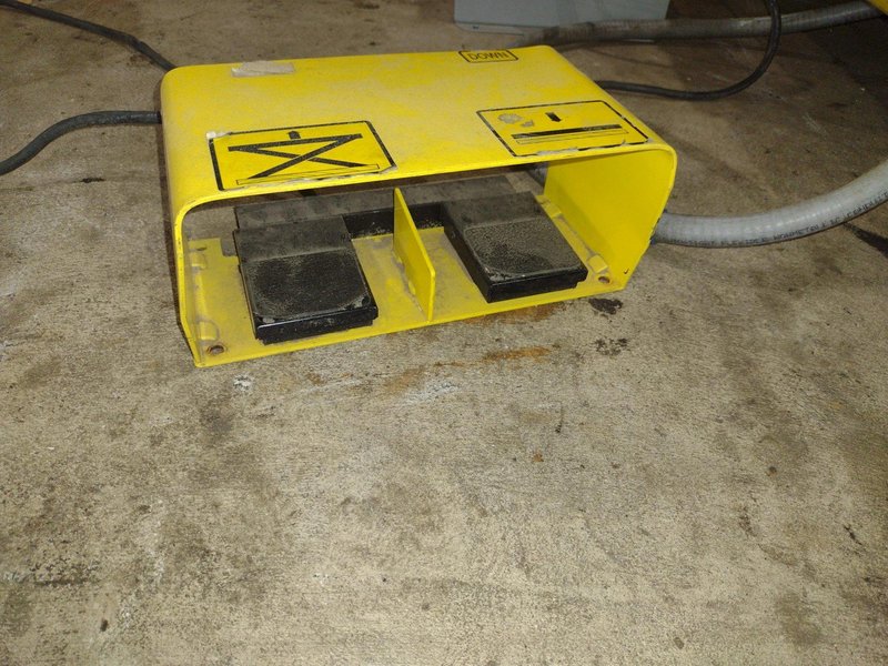 6' X 39" SOUTHWORTH HYDRAULIC ROLLER TOP LIFT TABLE: YOBRO #24781