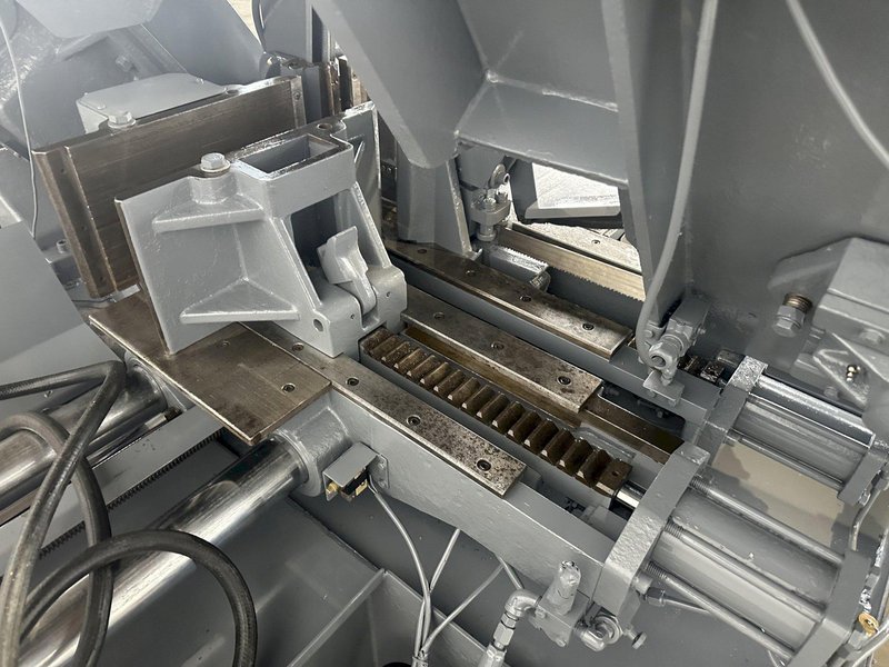 13" X 16" PEERLESS HB1316A HORIZONTAL BAND SAW W/ 10' INFEED AND 20' OUTFEED CONVEYOR. STOCK # 1164323.