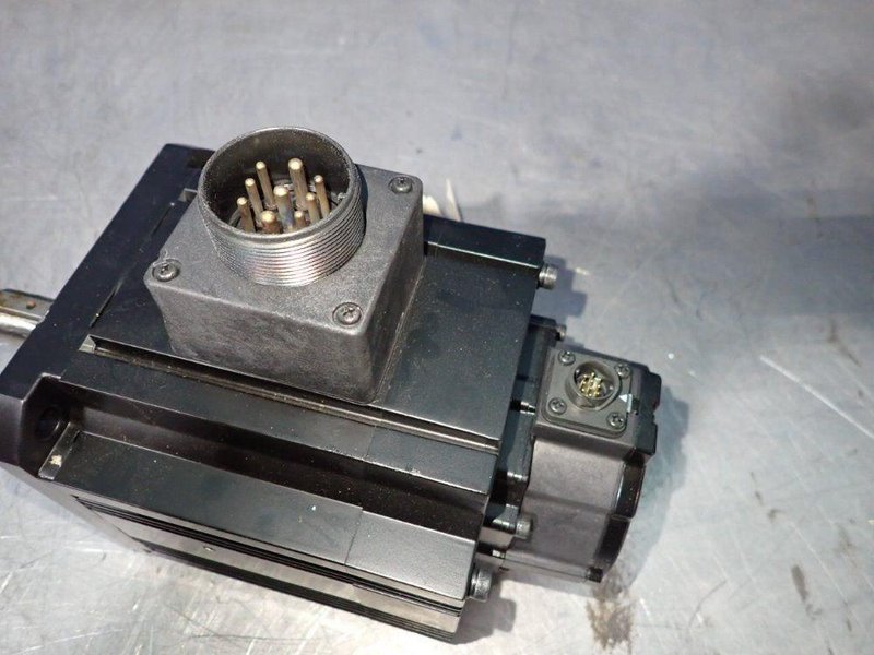 OMRON 0.9 KW AC SERVO MOTOR  -  R88M-K90010F-BS2