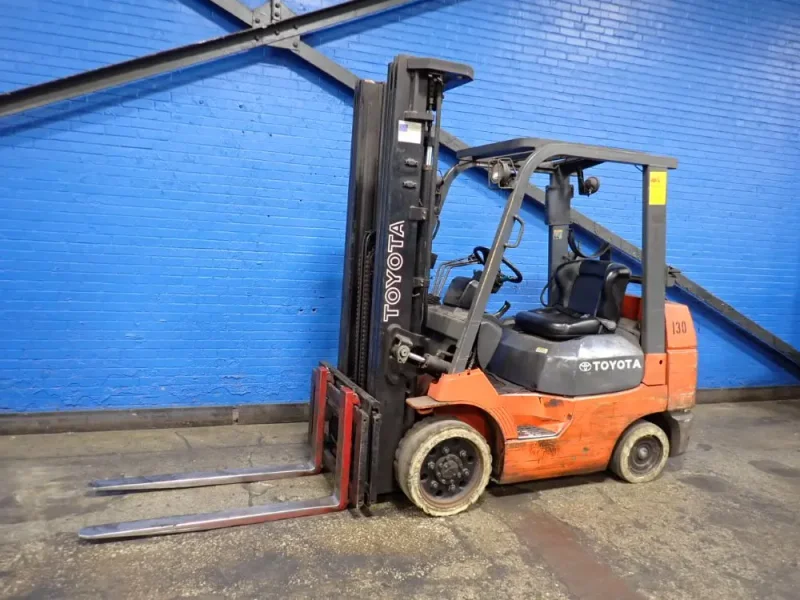 TOYOTA 5600 LBS PROPANE FORKLIFT  -  7FGCU30