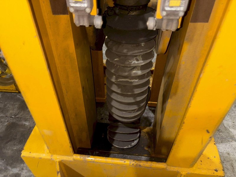 (4) 20 TON (160,000 LBS TOTAL) RAILWAY / NEUERO HEAVY DUTY MOBILE VERTICAL LIFT JACKS: YOBRO #23870