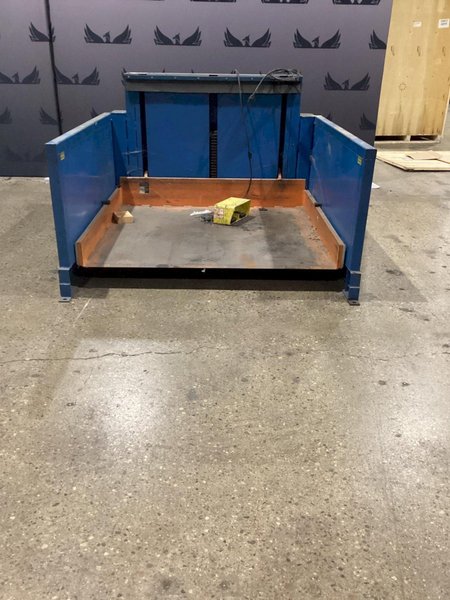 SOUTHWORTH ROLL C2.5-28 Platform Lifter w/ Foot Control 2500 lbs Capacity USED