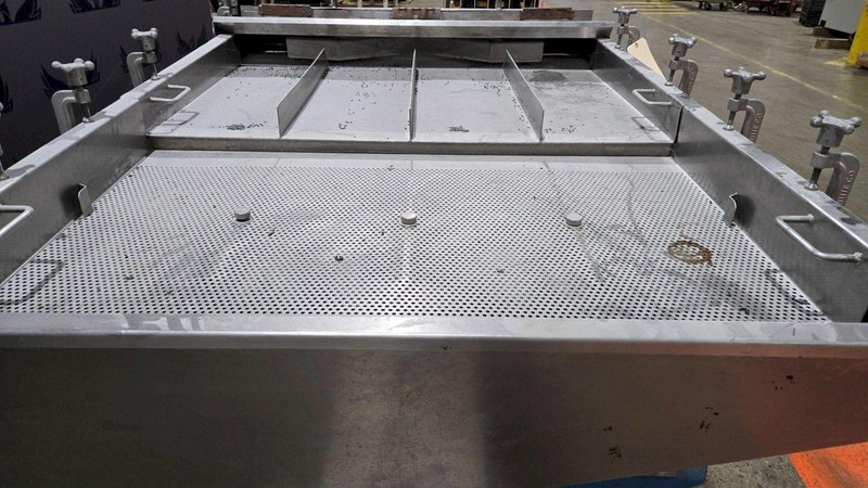 WITTE  LINEAR VIBRATING SCREEN TABLE 700 – 900 RPM  USED