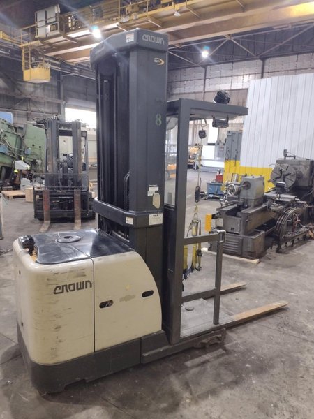 CROWN ORDER PICKER FORKLIFT: YOBRO #25680