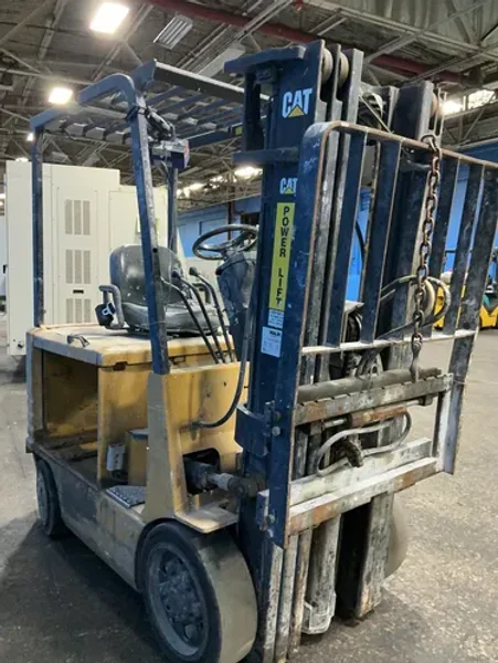 CATERPILLAR 1600 LBS ELECTRIC FORK LIFT   -  2EC25