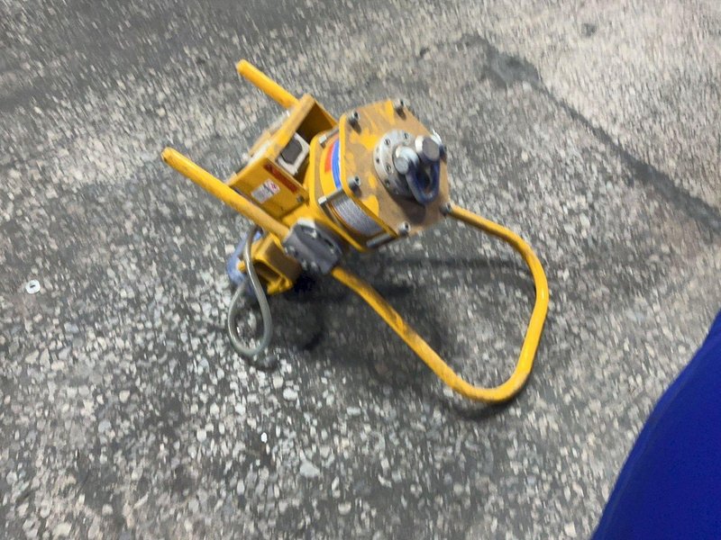 ANVER CORPORATION 230 LBS MAX RATED LOAD/ 1100 LBS TOTAL MECHANICAL VACUUM LIFTER  -  M00M-QD1