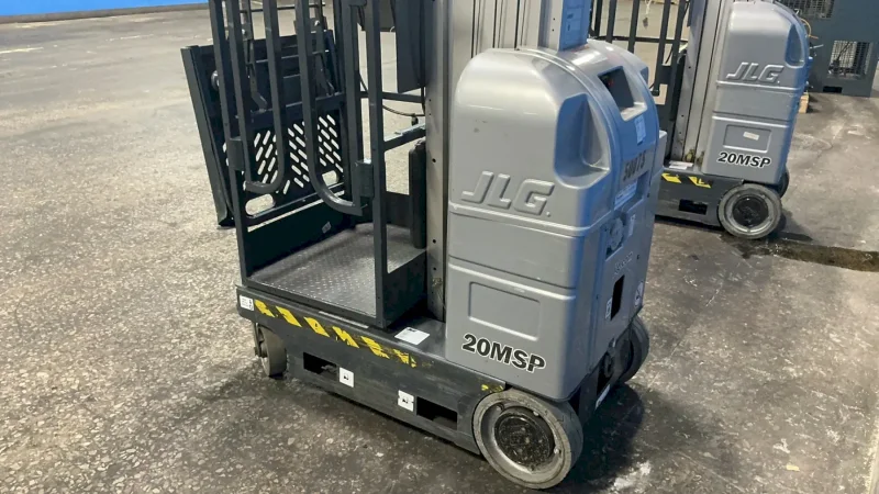 JLG INDUSTRIES 400 LBS VERTICAL MAST LIFT  -  20MSP