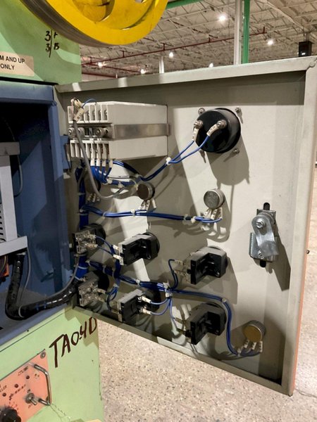 SHANGHAI CABLE RESEARCH INSTITUTE DOUBLE-DECK PACKAGE PAPER MACHINE USED