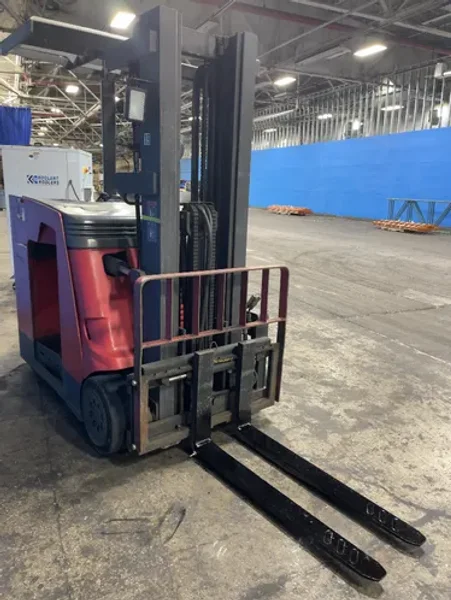 RAYMOND 4000 LBS STAND UP FORK LIFT  -  R40-C40TT