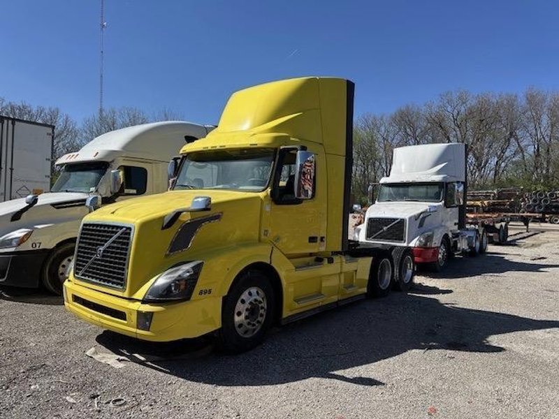 Volvo VNL Day Cab Semi Truck, 2017 – Volvo D13, I-Shift, Air Ride