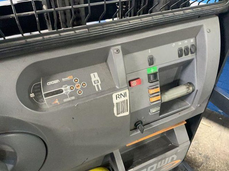 Crown 2750 Lbs Electric Order Picker - Sp3520-30