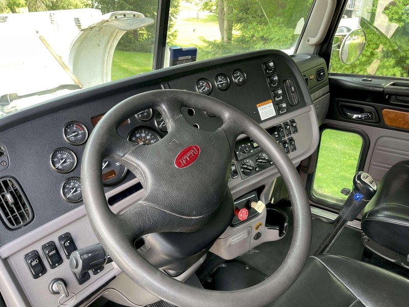 2011 Peterbilt 367 Flat Top 
w/36” Sleeper and an Air Compressor