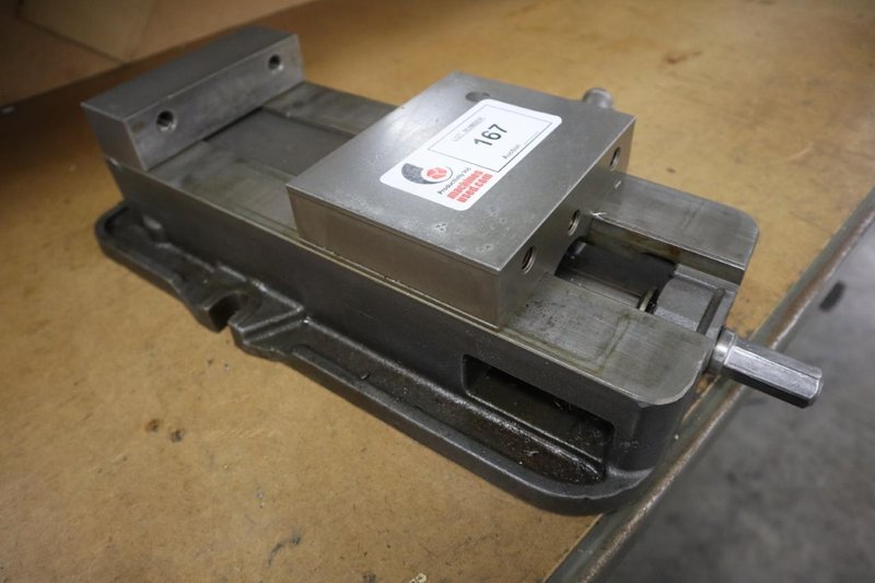Kurt D-675 6" Machine Vise with Handle- Auction Item