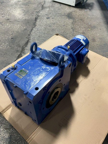 SUMITOMO 5 HP GEAR DRIVE   -  LHYM5-D4165-Y3-B-179