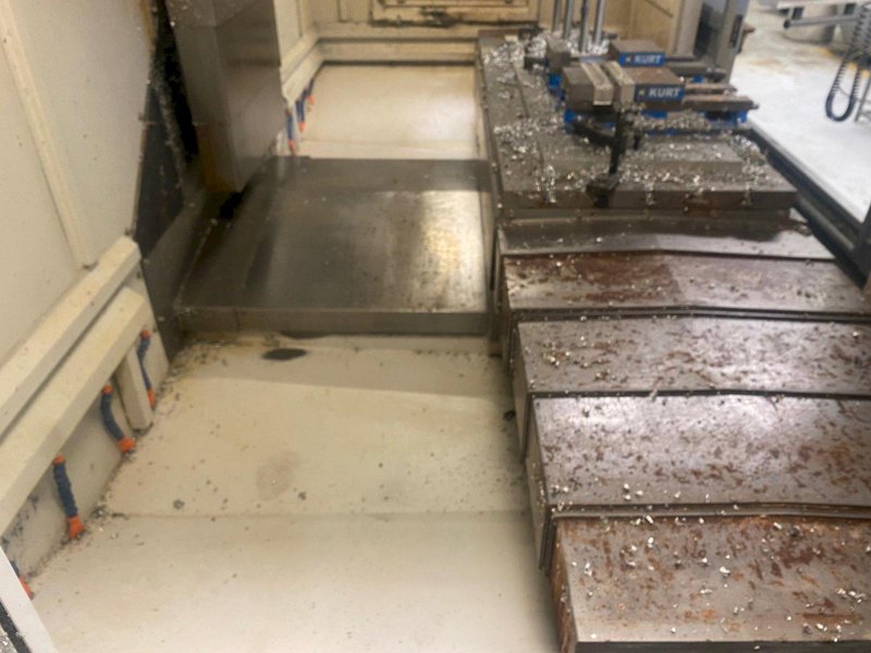 Akira Seiki Performa HV5.5A VMC, 2015 – Chip Conveyor, Mi645 Control