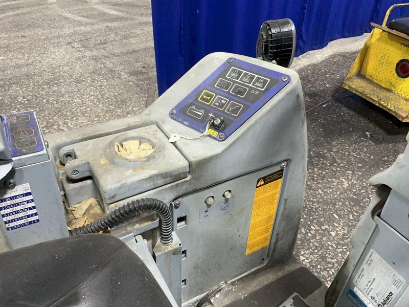 ADVANCE 24" FLOOR SCRUBBER  -  X3220C