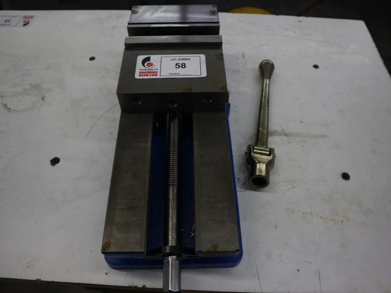 Kurt DX6 6" Machine Vise with Steel Jaws, Handle- Auction Item