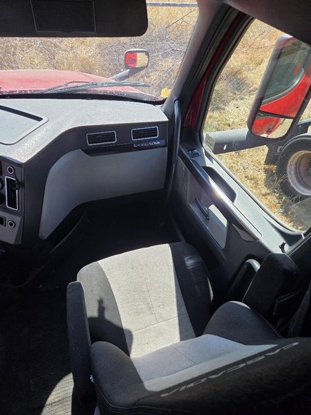 Freightliner Cascadia 126 Sleeper Truck, 2019 – Detroit DD15, DT12 Automatic, 72” Raised Roof, Tandem Axle