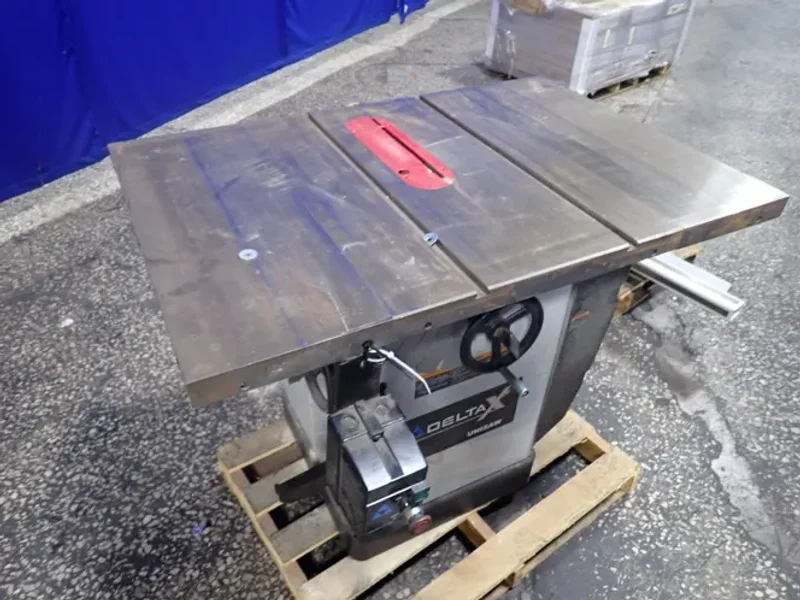 DELTA 40" X 27" TABLE SAW   -  36-R31X