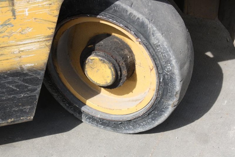 5,000 LB CATERPILLAR FORKLIFT: STOCK #64297
