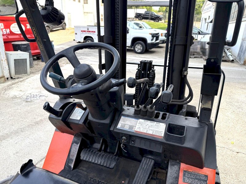 5000 Lb. Toyota Lift Truck, Pneumatic Tire, Triple Stage Mast, LP Gas, Side Shift