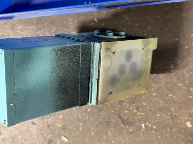 MOOG HYDRAULIC VALVES  -  641-201A