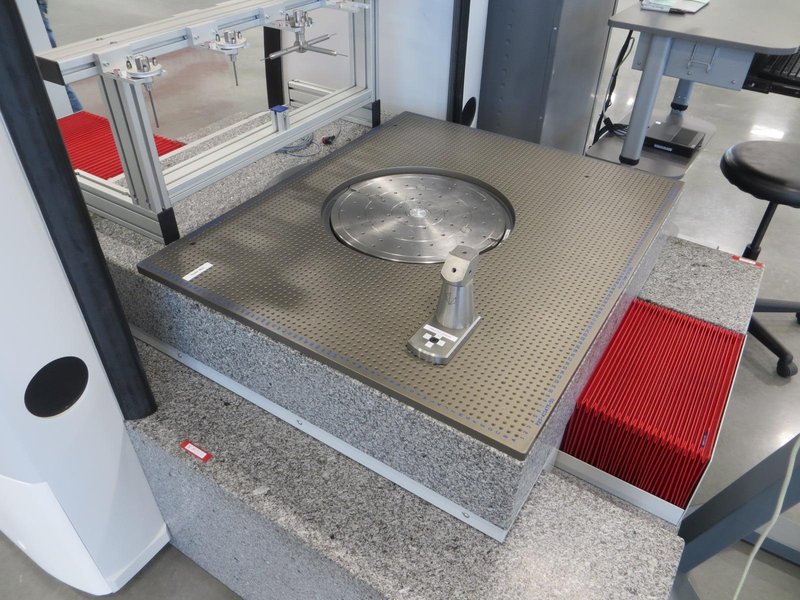 Leitz PMM-Xi 8.10.6 Fixed Bridge/Moving Table Coordinate Measuring Machine (CMM), B4s Controller, 10-Station Stylus Rack, Grid Plate, Rotary Table