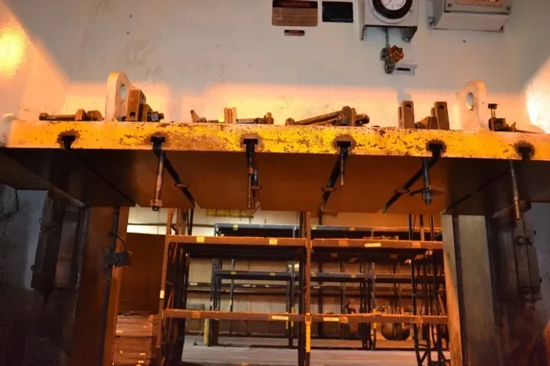 KOMATSU 220 TON ECCENTRIC GEAR 2 PT SS PRESS, STOCK# 13405J