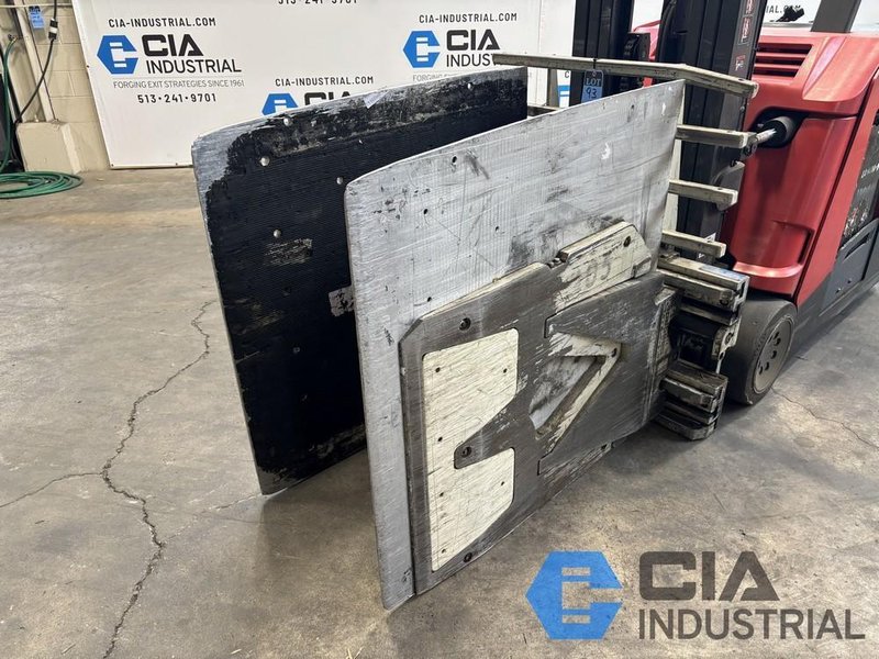 2,500 LB. CASCADE MODEL 25D-CCB-160 HYDRAULIC CARTON CLAMP ATTACHMENT