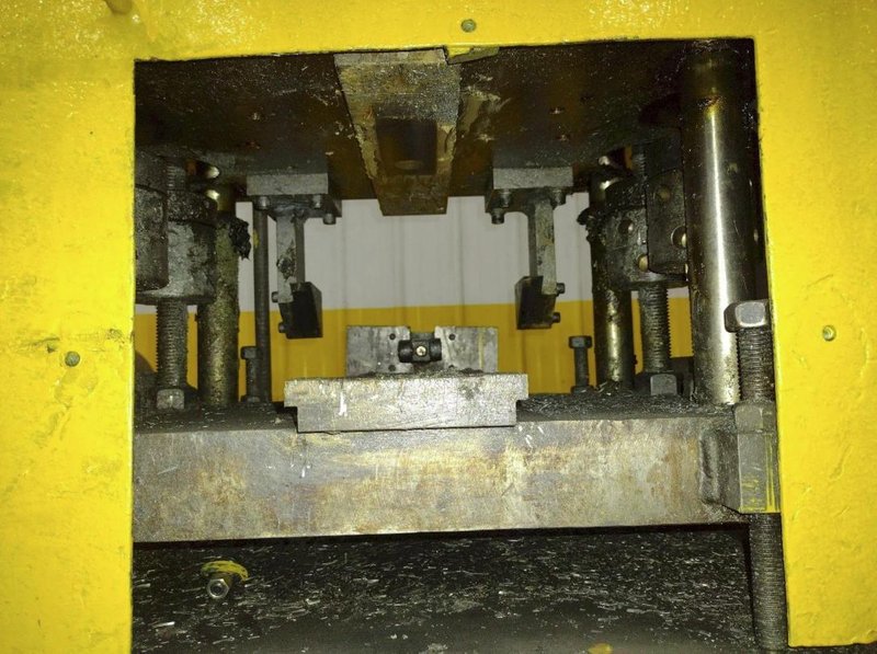 7 TON AIRAM ARDCOR PNEUMATIC 4-POST CUTOFF PRESS. STOCK # 0537226