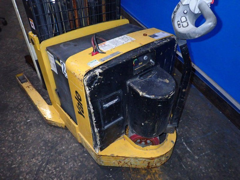 YALE 3000 LBS ELECTRIC STRADDLE LIFT  -  MRW030LEN24TE078