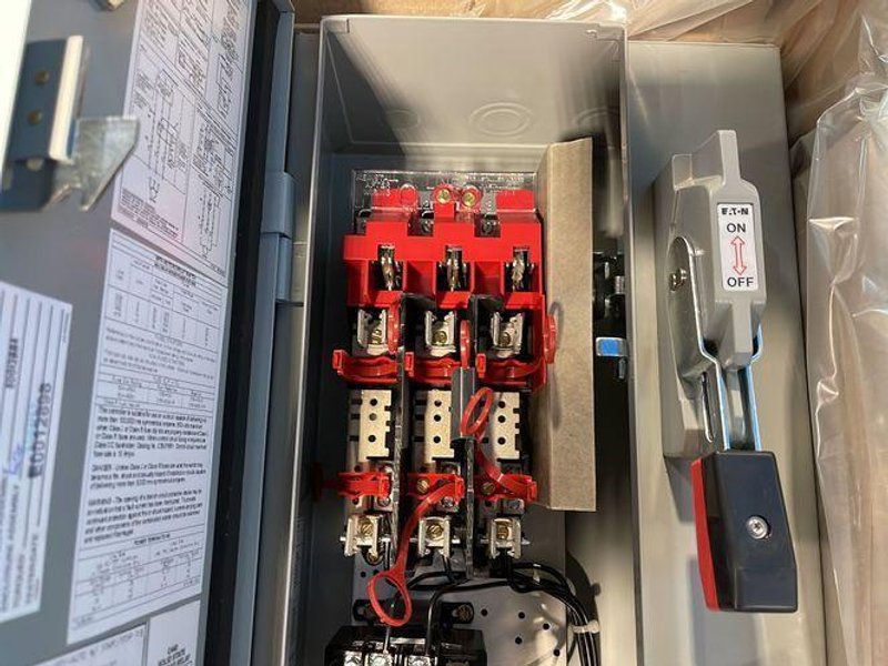 EATON FREEDOM NEMA COMBINATION FVNR STARTER WITH FUSED DISCONNECT &amp; CPT  -  ECN1811CCC
