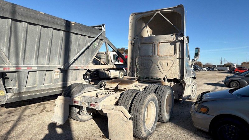 Freightliner Cascadia Semi Truck, 2018 – Non-Runner, No Keys, For Repair or Parts, Day Cab/Sleeper