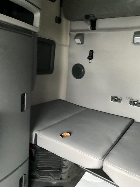 2023 Volvo  4V4NC9EHXPN310965