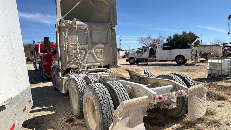 Freightliner Cascadia Semi Truck, 2018 – Non-Runner, No Keys, For Repair or Parts, Day Cab/Sleeper
