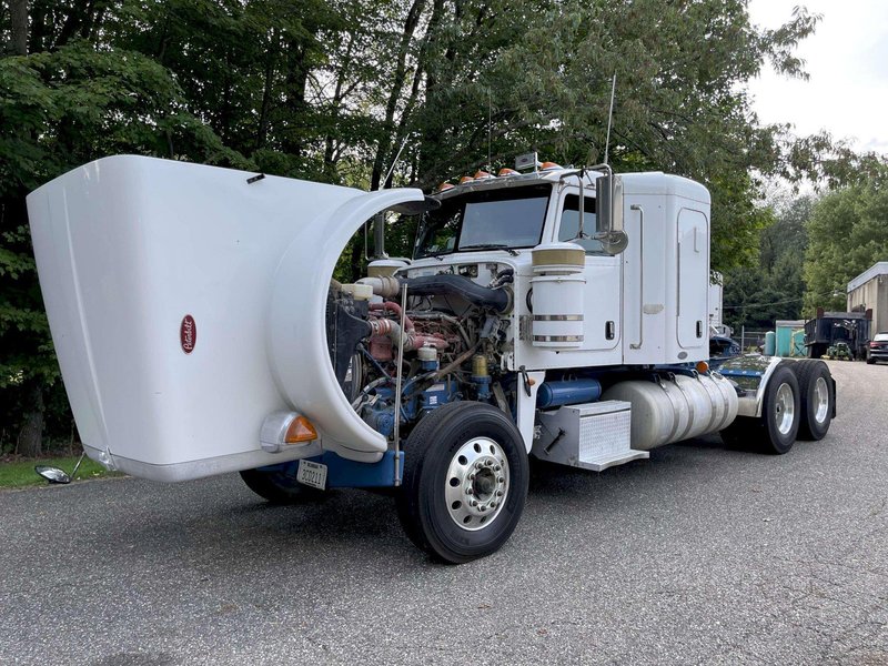2011 Peterbilt 367 Flat Top 
w/36” Sleeper and an Air Compressor