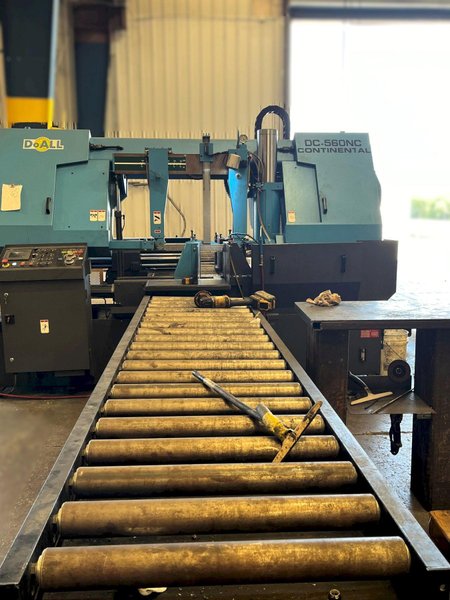 DoAll DC-560NC Automatic Horizontal Bandsaw 2021 equipped with Delta Control, Infeed/outfeed rollers, Toal Cut Time 1789, Total Cuts 16487
