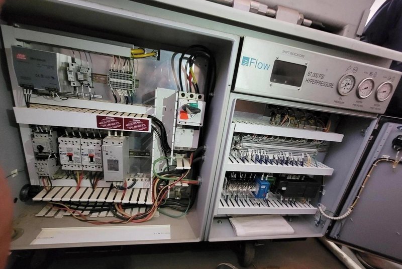 6′ x 24′ Flow Mach 3 7320B CNC Waterjet, 2009 – 87k PSI