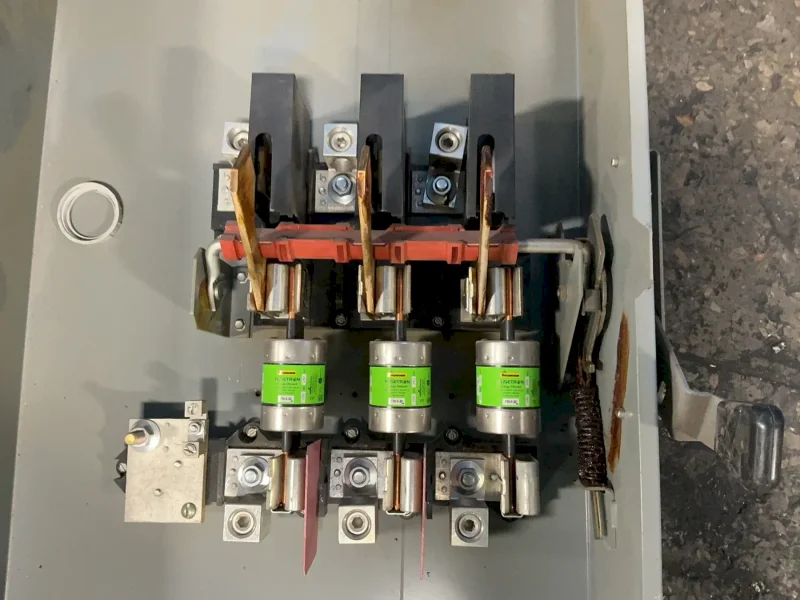 SQUARE D 400 A / 240 V GENERAL DUTY FUSIBLE SAFETY SWITCH  -  D325N