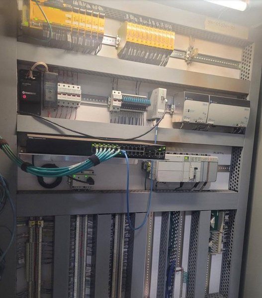 Miller Performarc Robotic 3-Arm Weld Cell, 2014 – Panasonic TA1600 Robots